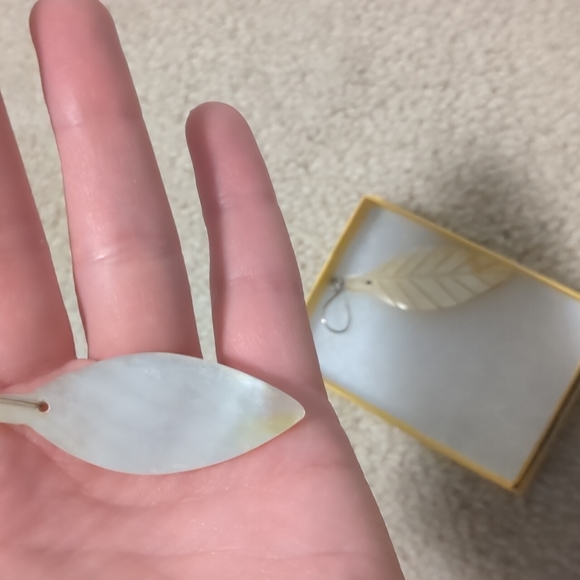 Shell leaf earrings - Picture 2 of 2
